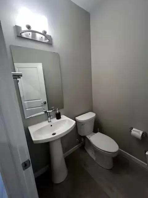 Alloggio in famiglia Brand New Bedroom With Private Bathroom In Keswick Edmonton